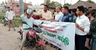 কুমিল্লায় শাস্তির পরিবর্তে বাইকারদের হেলমেট দিয়েছে সড়ক বিভাগ